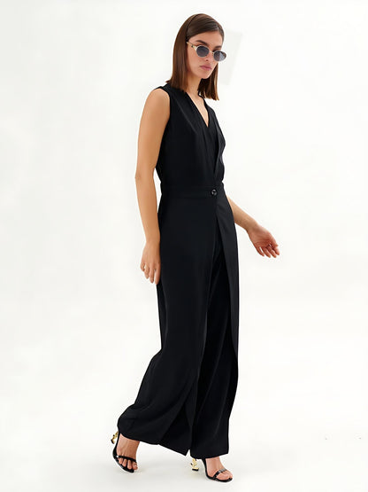 Mono noir sans manches avec effet enveloppant et jambes larges
