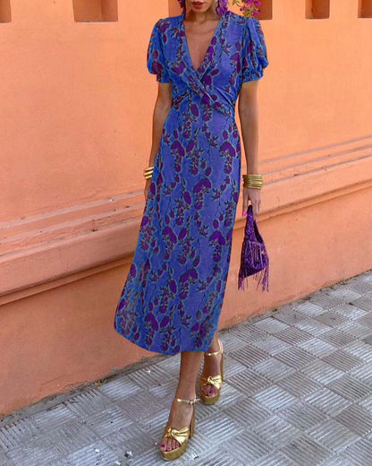 Aria™ - Élégant robe à décolleté en V profond avec motif de feuilles