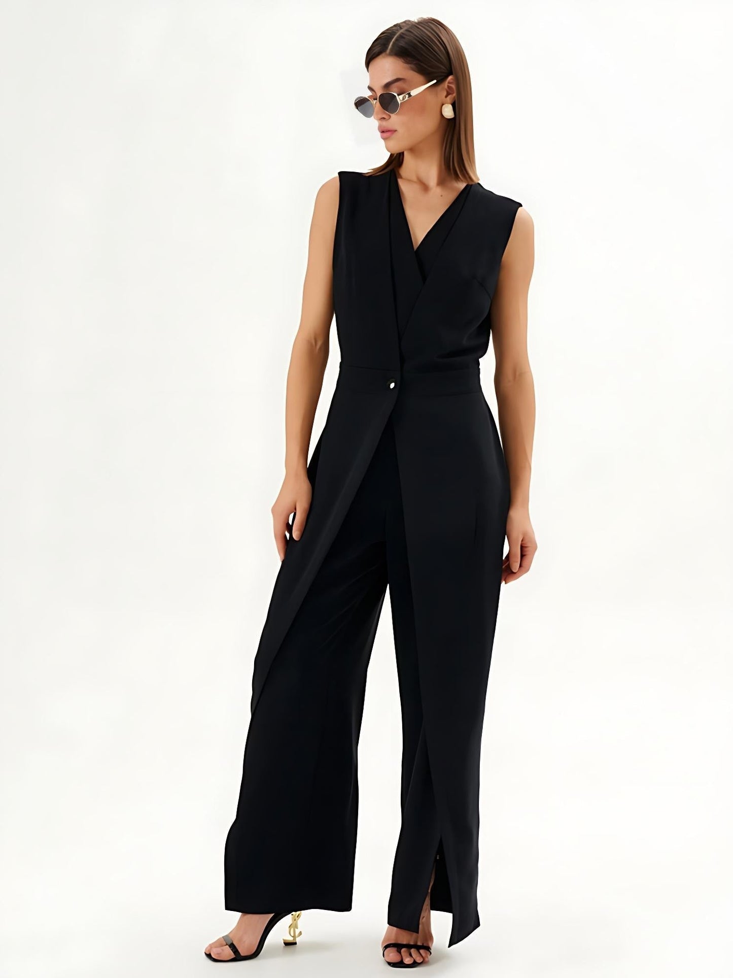 Mono noir sans manches avec effet enveloppant et jambes larges