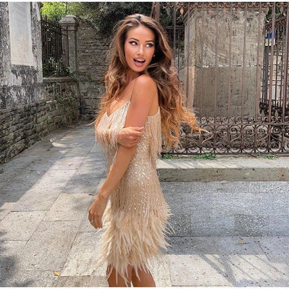 Robe Mini à Bretelles Spaghetti pour Femmes avec Détails en Franges et Ourlet en Plumes