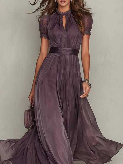 Flavia • Robe longue violette avec décolleté en clé, bord en dentelle de chiffon