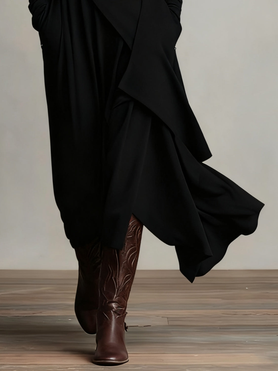 RENATA – ROBE MAXI ASYMÉTRIQUE ÉLÉGANTE À COL MONTANT