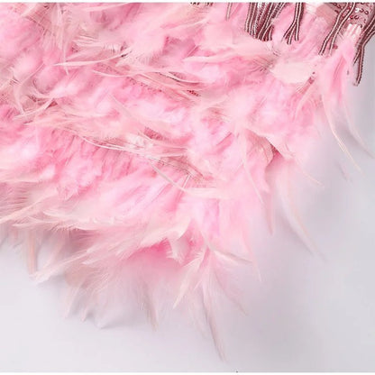 Mara - Une élégante robe de cocktail avec des ornements en plumes